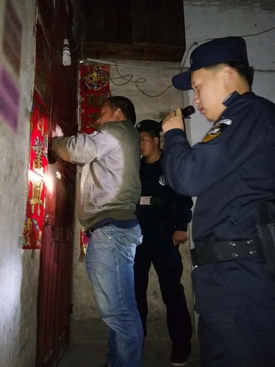 福州粗心妈妈误将幼女锁家中 